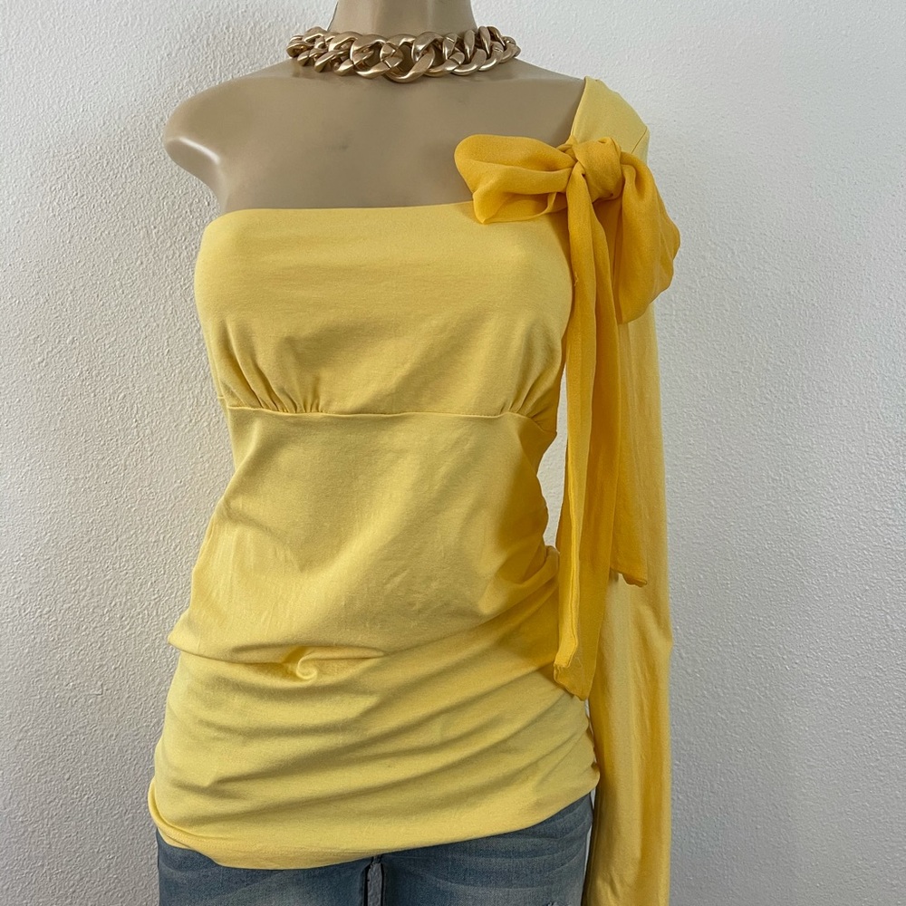 ARDEN B. One shoulder yellow top.